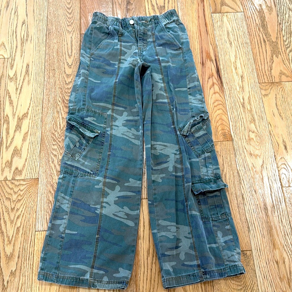 Camouflage Flared pants
Forever 21